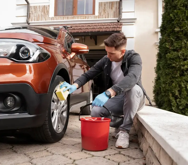 Lavage auto à domicile Sainte-Lucie-de-Tallano : professionnel intervenant sur un véhicule